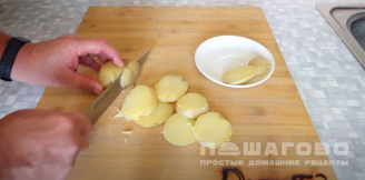 Фото приготовления рецепта: Нельма с картошкой в духовке - шаг 3