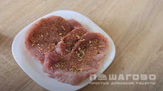 Фото приготовления рецепта: Свинина, запеченая с грибами и помидорами - шаг 1
