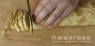 Фото приготовления рецепта: Салат «Министерский» с куриной грудкой и яичными блинчиками - шаг 3