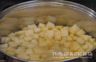 Фото приготовления рецепта: Суп с брюквой и картофелем - шаг 2