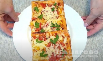 Фото приготовления рецепта: Пицца с кусочками курицы и помидорами - шаг 7
