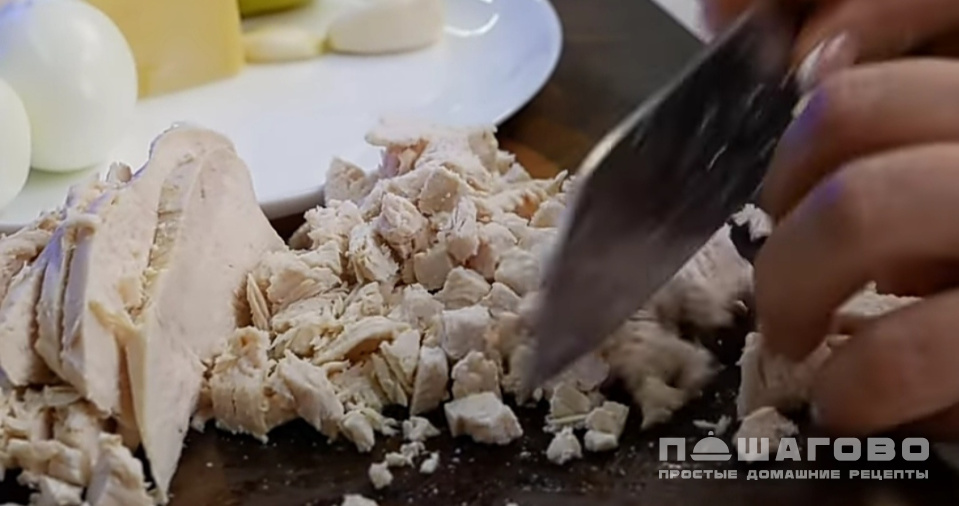 Фото приготовления рецепта: Салат "Изумрудный браслет" с курицей корейской морковью и киви - шаг 1