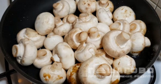 Фото приготовления рецепта: Жареные грибы с чесноком, петрушкой и лимонным соком - шаг 3