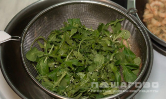 Фото приготовления рецепта: Салат с креветками, рукколой и помидорами черри - шаг 3