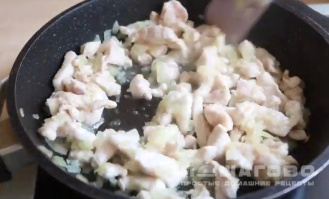Фото приготовления рецепта: Рисовый омлет с зеленым горошком - шаг 2