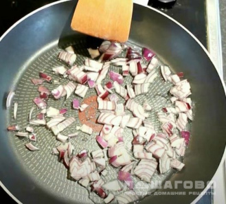 Фото приготовления рецепта: Паста с тунцом и томатами - шаг 1
