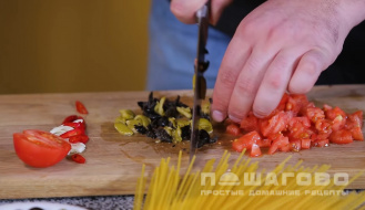 Фото приготовления рецепта: Cпагетти а-ля путанеска - шаг 1