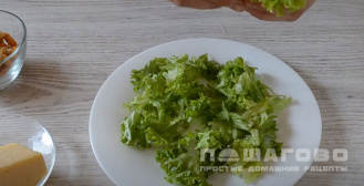 Фото приготовления рецепта: Салат с ветчиной, сухариками и листовым салатом - шаг 3