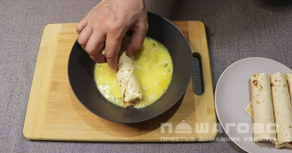 Фото приготовления рецепта: Сосиска в лаваше с сыром - шаг 5