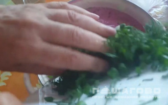 Фото приготовления рецепта: Литовский борщ с зеленым луком на кефире - шаг 4