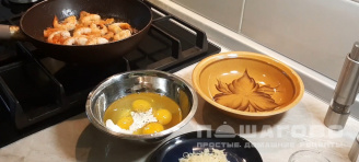 Фото приготовления рецепта: Омлет с креветками - шаг 2