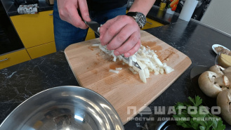 Фото приготовления рецепта: Фаршированные грибы шампиньоны в духовке - шаг 3