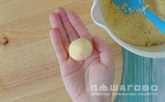 Фото приготовления рецепта: Сырные шарики на сковороде - шаг 5