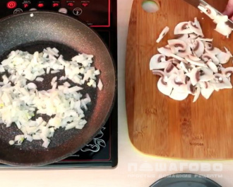 Фото приготовления рецепта: Бефстроганов из курицы с грибами - шаг 2