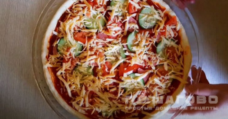 Фото приготовления рецепта: Пицца со свежим огурцом и колбасой - шаг 8