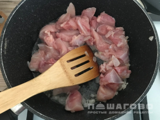 Фото приготовления рецепта: Картофельное рагу с мясом на сковороде - шаг 2