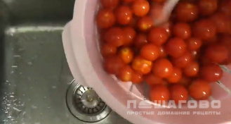 Фото приготовления рецепта: Варенье из помидоров с грецкими орехами - шаг 3