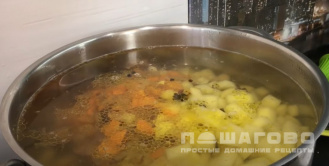 Фото приготовления рецепта: Суп с фасолью с копченостями - шаг 6