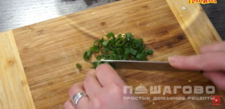 Фото приготовления рецепта: Салат из черемши и яиц - шаг 3