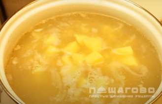Фото приготовления рецепта: Суп гороховый с копченой колбасой - шаг 3