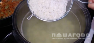 Фото приготовления рецепта: Рыбный суп из консервов с рисом и картошкой - шаг 5