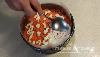 Фото приготовления рецепта: Салат Мимоза без картошки с рисом - шаг 7
