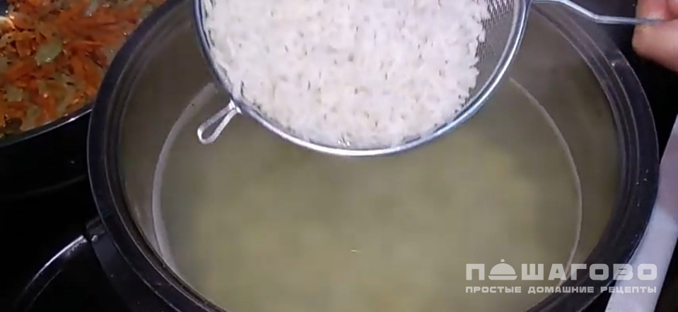 Фото приготовления рецепта: Рыбный суп из консервов с рисом и картошкой - шаг 5