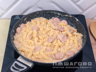 Фото приготовления рецепта: Запеканка из макарон с сосисками - шаг 5