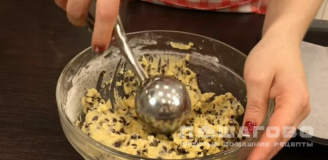 Фото приготовления рецепта: Нежное печенье с шоколадной крошкой - шаг 7