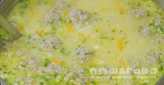 Фото приготовления рецепта: Суп с фрикадельками с капустой - шаг 4