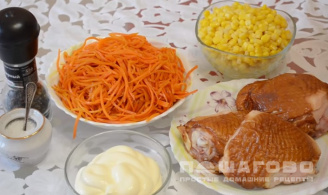 Фото приготовления рецепта: Салат из курицы с корейской морковью и кукурузой - шаг 1