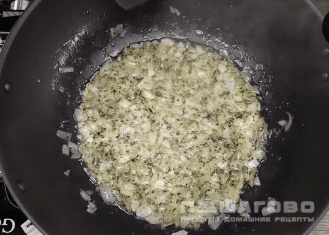 Фото приготовления рецепта: Макароны с креветками в чесночно-сливочном соусе - шаг 3