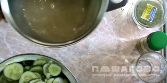 Фото приготовления рецепта: Сырой салат из огурцов на зиму - шаг 5