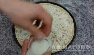 Фото приготовления рецепта: Пицца Жюльен с шампиньонами и копченой курицей - шаг 6