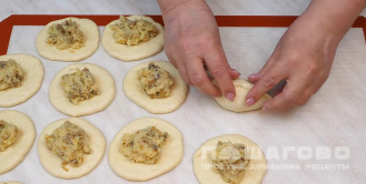 Фото приготовления рецепта: Жареные пирожки с картошкой из дрожжевого теста - шаг 6