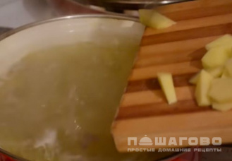 Фото приготовления рецепта: Грибной суп с картофелем и зеленью - шаг 1