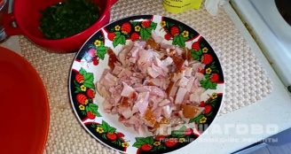 Фото приготовления рецепта: Салат с куриным копченым окорочком - шаг 2