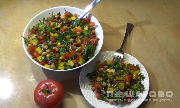 Салат с нутом и свежими овощами