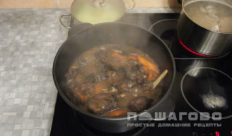 Фото приготовления рецепта: Тушеный заяц с овощами - шаг 7
