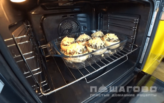 Фото приготовления рецепта: Фаршированные грибы шампиньоны в духовке - шаг 6