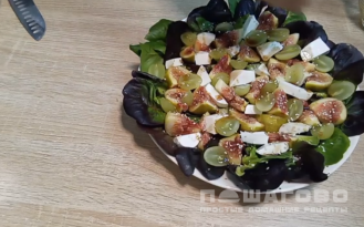 Фото приготовления рецепта: Вкусный салат с инжиром - шаг 4