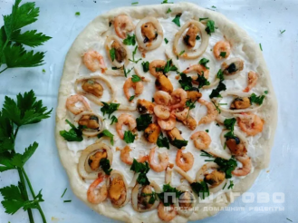 Фото приготовления рецепта: Пицца с морепродуктами - шаг 3