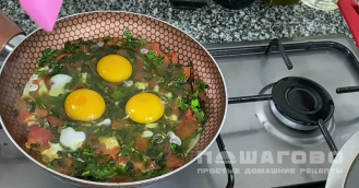 Фото приготовления рецепта: Вкусная яичница на завтрак - шаг 6