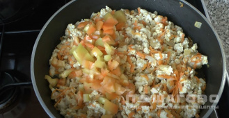 Фото приготовления рецепта: Бифарше (запеканка из картофельного пюре и куриного фарша) - шаг 6
