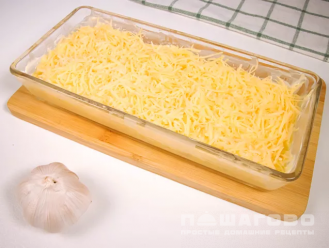 Фото приготовления рецепта: Картофельная запеканка из сырого картофеля - шаг 4