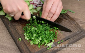 Фото приготовления рецепта: Вегетарианская окрошка на квасе - шаг 3