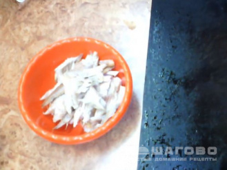 Фото приготовления рецепта: Салат с копченой рыбой - шаг 1