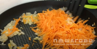 Фото приготовления рецепта: Слоеный печеночный торт с морковью и луком - шаг 3