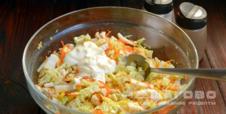 Фото приготовления рецепта: Салат с корейской морковью, курицей и пекинской капустой - шаг 10