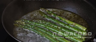 Фото приготовления рецепта: Жареная зеленая спаржа - шаг 3